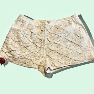Farm Rio off-white Crochet‎ Scalloped Shorts. NWT